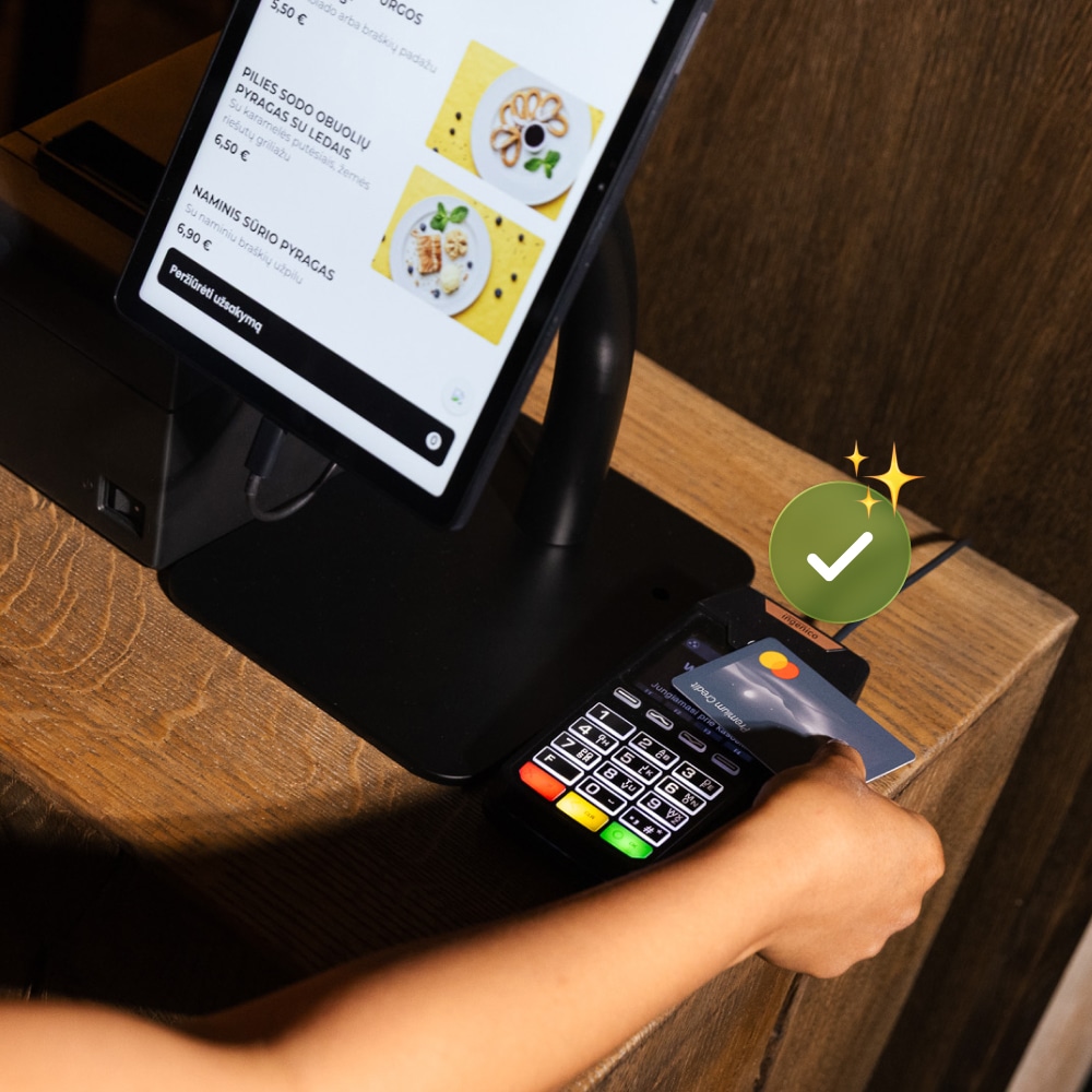 Restaurant customer using Greet app to use the kiosk